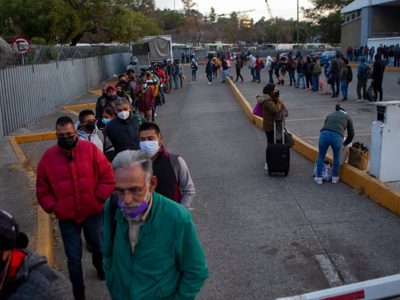 Usuarios del Metro tardan hasta 40 minutos en abordar camiones tras cierre de seis líneas