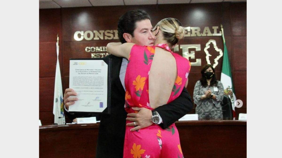 Samuel García abraza a su esposa Mariana Rodríguez tras recibir la constancia de mayoría
