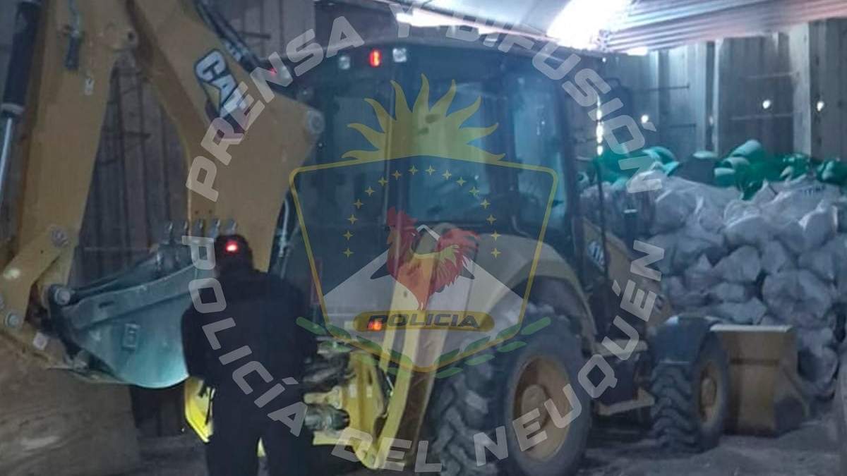 La Justicia ordenó el secuestro de la retroexcavadora y continuar con la investigación. Fuente: (Policía de Neuquén)