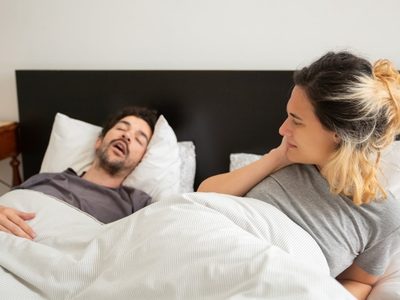 Qué revela sobre tu salud que hables dormido, la psicología lo explica