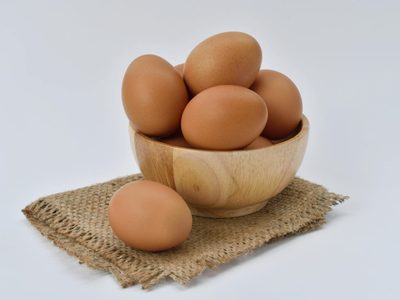 Decoré un recipiente con pedacitos de cáscaras de huevo: proyecto fácil, rápido y original