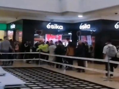 Sujeto asesina a su expareja y luego se autolesiona en un centro comercial a plena luz del día