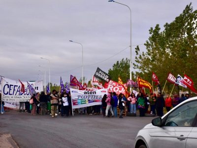 Ceramistas de Neuquén cortaron la Ruta 7 para exigir la restitución de energía y evitar el cierre de la fábrica