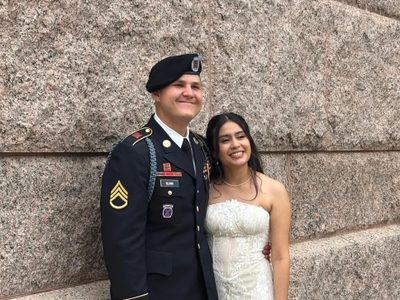 Soldado estadunidense intenta detener la deportación de su esposa hondureña