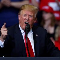 Trump insiste: México debe parar las caravanas migrantes o cierro la frontera la próxima semana