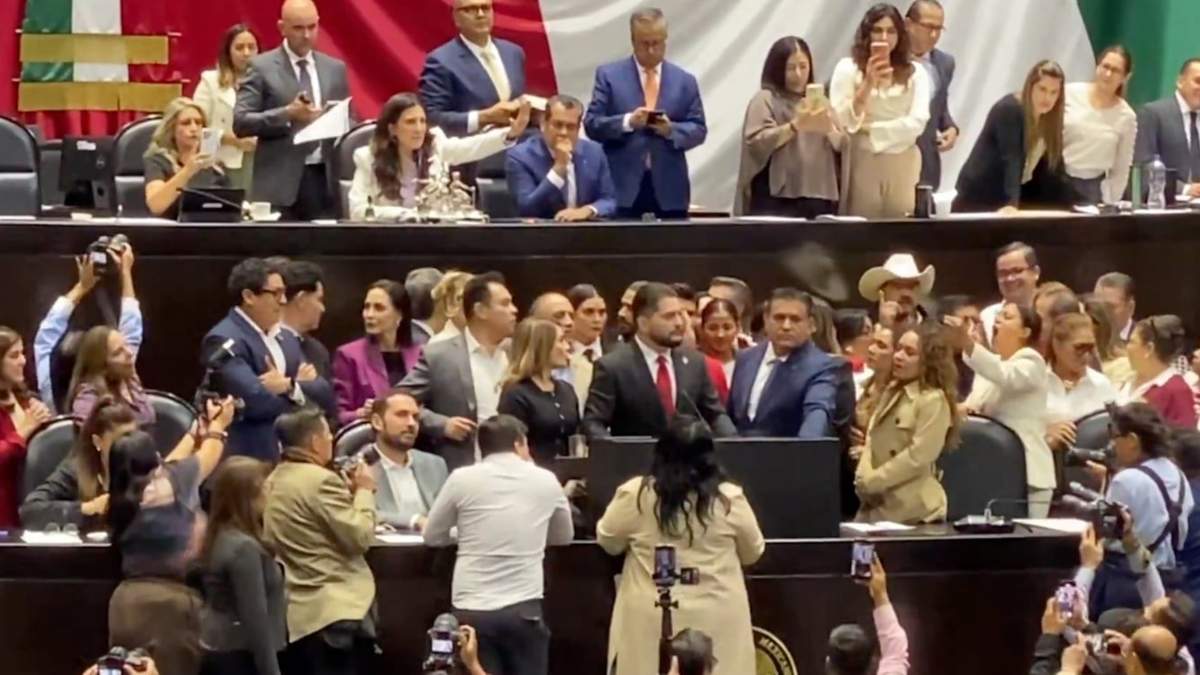 Los diputados de Morena en la Tribuna de San Lázaro
