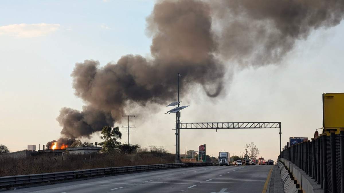 El incendio visto desde la autopista México-Querétaro