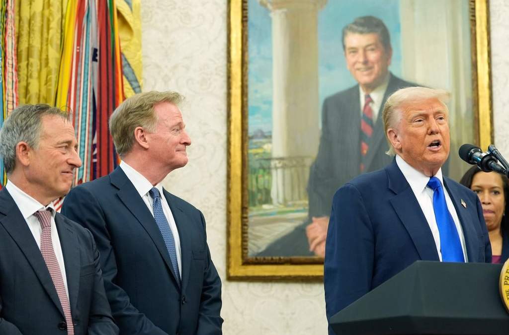 ARCHIVO - El Presidente Donald Trump habla mientras Josh Harris, propietario de los Commanders de Washington, a la izquierda, el Comisionado de la NFL Roger Goodell y la alcaldesa del Distrito de Columbia Muriel Bowser escuchan durante un evento en la Oficina Oval de la Casa Blanca, el 5 de mayo de 2025, en Washington