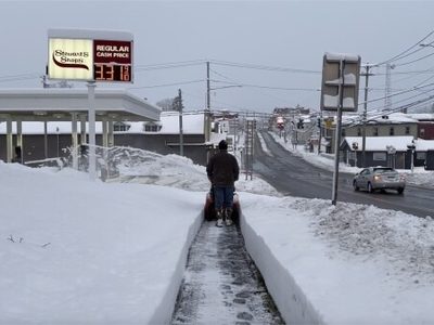 Fuertes nevadas y bajas temperaturas mantienen a partes de EU bajo la nieve