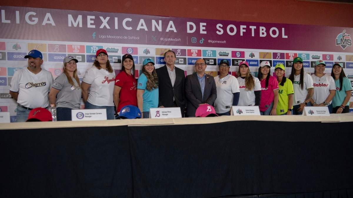 Presentación de jugadoras y entrenadores de la Liga Mexicana de Softbol. Asiste Horacio de la Vega