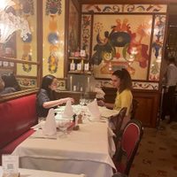 Ana Guevara es captada con su acompañante, Arely Nahle Balandrano, en restaurante en París