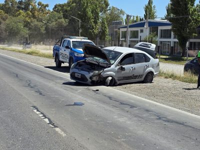 Iba por la ruta camino a Centenario, perdió una rueda y chocó contra el guardarraíl