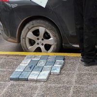 Encontraron más de 30 kilos de cocaína en el interior de un auto que quiso esquivar un control a los tiros