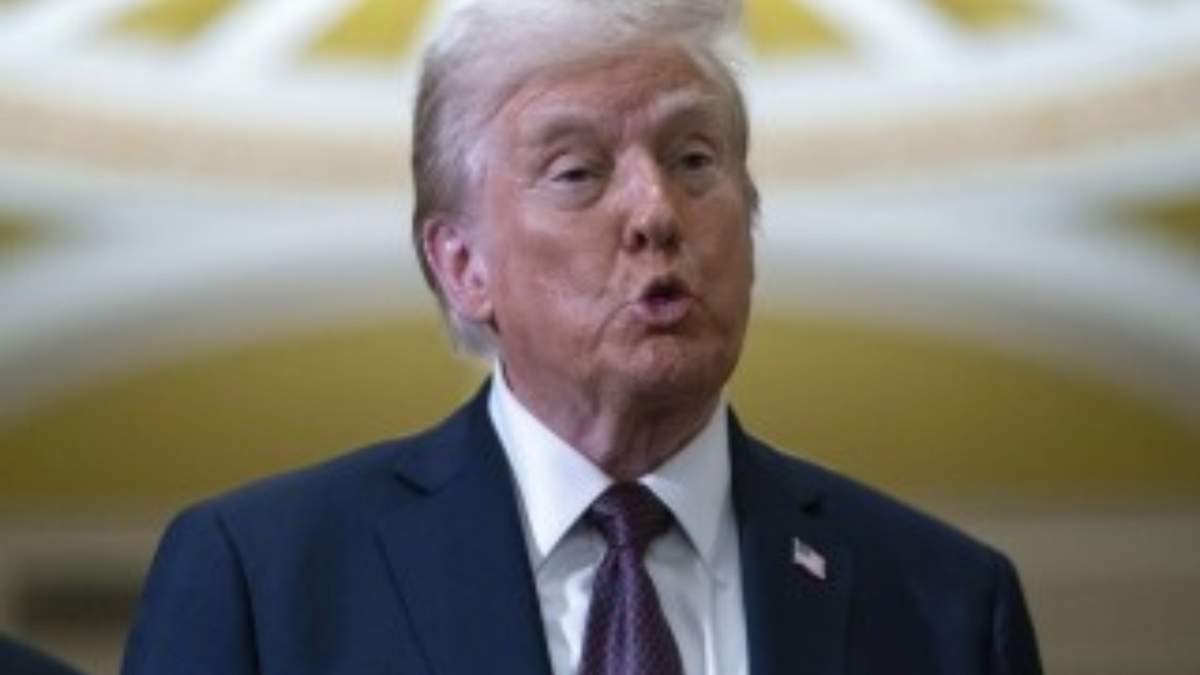 El presidente electo Donald Trump habla con los periodistas tras una reunión con los líderes republicanos en el Capitolio el miércoles 8 de enero de 2025, en Washington