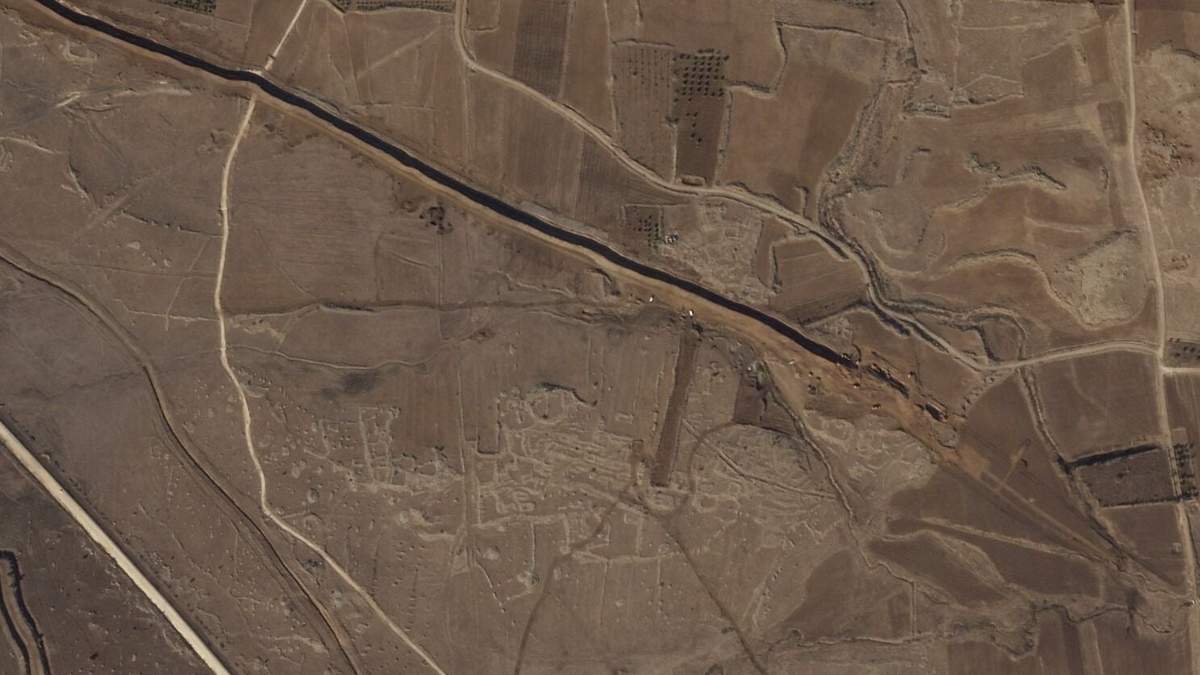 Esta imagen de satélite de Planet Labs PBC muestra a fuerzas israelíes que realizan excavaciones a lo largo de la Línea Alfa que separa los Altos del Golán, ocupados por Israel, de una zona desmilitarizada en Siria patrullada por fuerzas de las Naciones Unidas el 5 de noviembre de 2024.