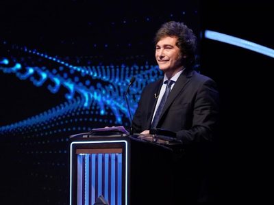 Javier Milei fue imputado por la corrida del dólar tras la denuncia hecha por Alberto Fernández