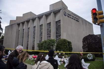 Numerosas personas se arremolinan ante la sinagoga de Pittsburgh tras la masacre de 2018