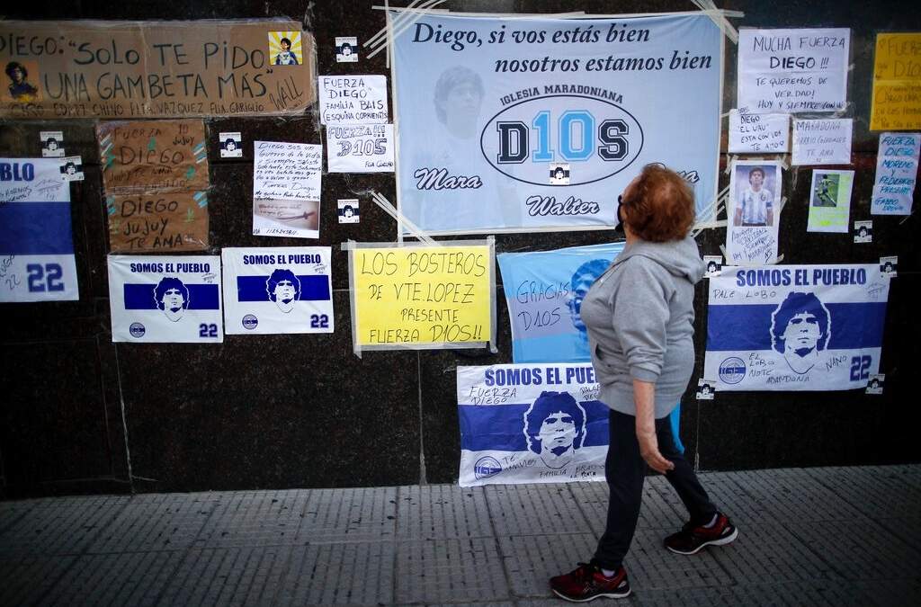 Mensajes de apoyo al legendario futbolista y técnico afuera de la clínica en la que está internado