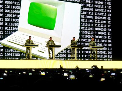 Kraftwerk, gala de synth pop en el Pepsi Center
