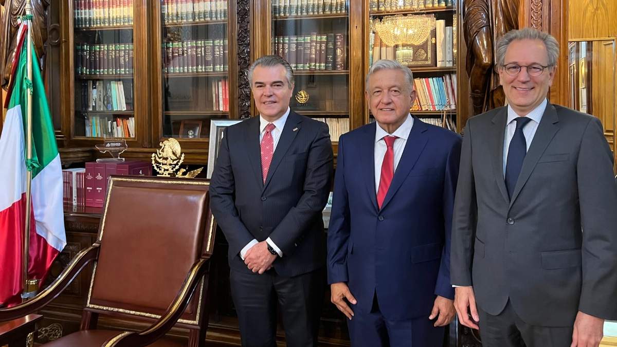 El presidente Andrés Manuel López Obrador con los presidentes del CCE y CMN