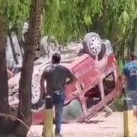 Volcó en medio del balneario Sandra Canale, donde la velocidad máxima es de 25 k/h