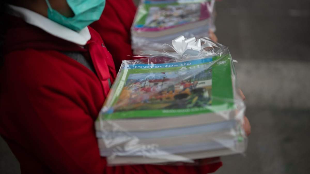 Batres. "Los libros de texto son gran apoyo para las familias"