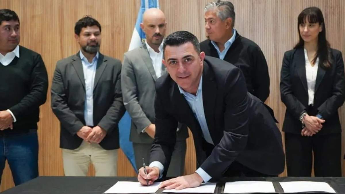 Intendentes firmaron convenios con el  Gobierno Provincial. Fuente: (Gobierno de Neuquén)