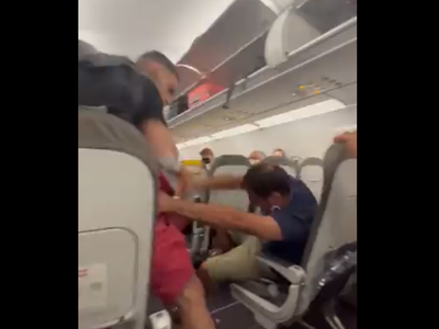 ¡Por una maleta! Pasajeros protagonizan pelea en un avión (video)