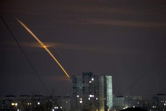 Cohetes rusos lanzados hacia Ucrania desde la región rusa de Belgorod surcan el cielo al amanecer en Járkov, Ucrania