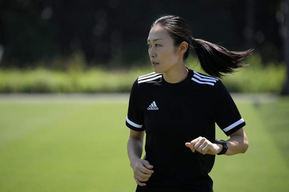 La árbitro japonesa Yoshimi Yamashita durante un entrenamiento, el 27 de junio de 2022, en Chiba, Japón