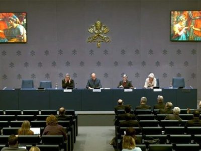 El Vaticano reivindica la monogamia y cuestiona el avance del poliamor