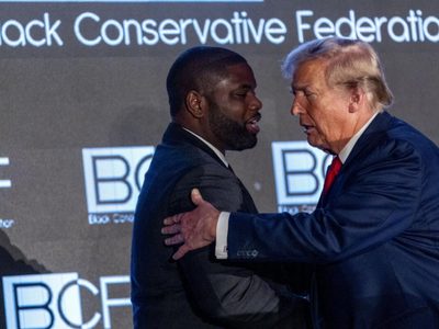 Trump dice que los casos penales que enfrenta lo hicieron más atractivo a los electores negros