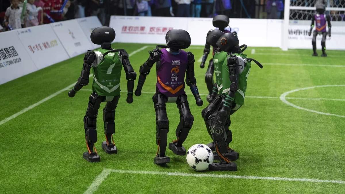 Equipos que utilizan robots autónomos T1 de Booster Robotics compiten en la primera competición de fútbol robótico RoBoLeague, celebrada en Pekín el sábado 28 de junio de 2025.