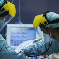 Lucha contra el coronavirus: arribaron al país insumos médicos enviados por China