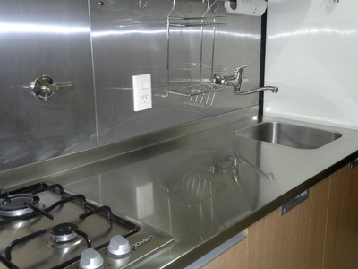 El truco de la abuela para limpiar a fondo tu cocina de acero inoxidable, sin rayarla y sin esfuerzos