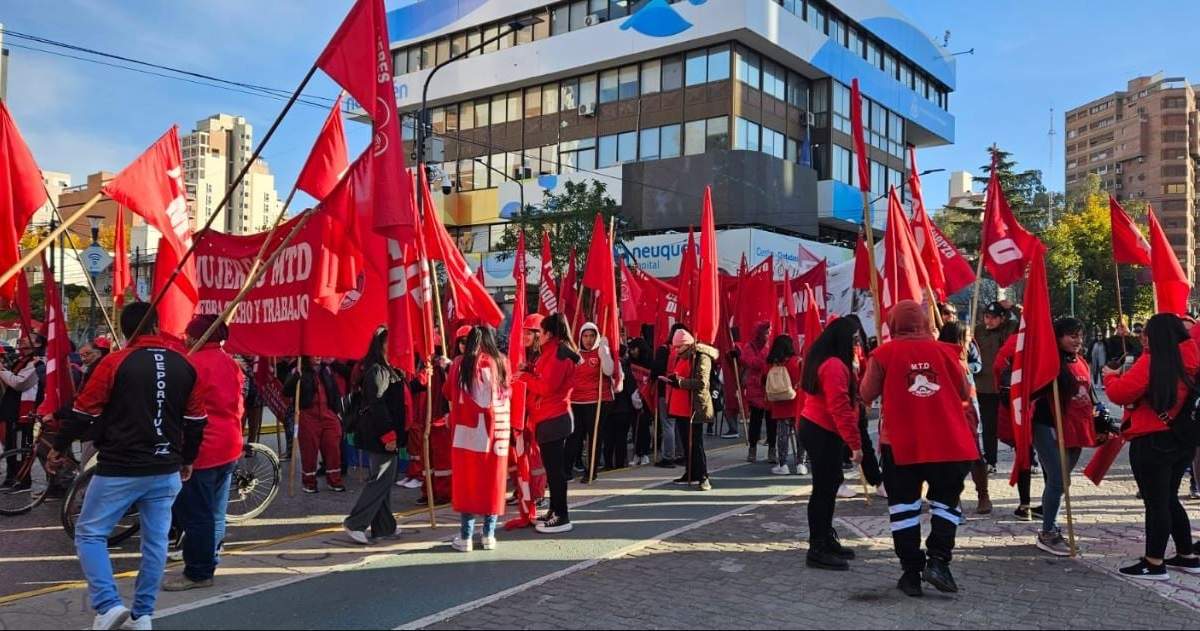 Organizaciones sociales y gremiales concentrados en la ciudad de Neuquén. Fuente: (Javier Manzano)