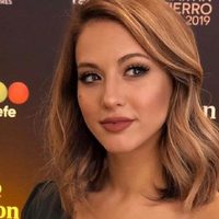 “Medias verdes, labios rojos”: Flor Vigna compartió una insólita postal desde su balcón