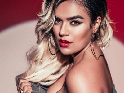 "Despabilada" Karol G se tapó sólo con una toalla frente al espejo y... ¡No alcanzó a cubrir!