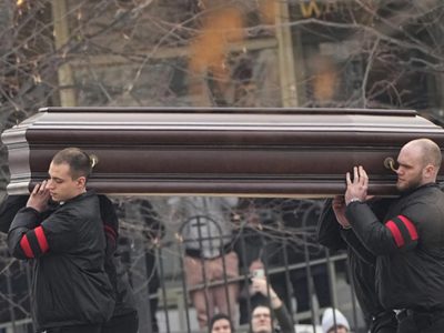 Familiares y seguidores de Navalny despiden al opositor ruso fallecido en prisión