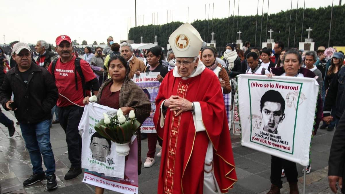 El obispo Raúl Vera López recibió a los padres de los normalistas de Ayotzinapa