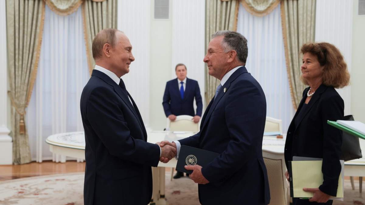 El presidente de Rusia, Vladímir Putin (izquierda), y  Steve Witkoff (derecha), se dan la mano durante un encuentro en el Kremlin, en Moscú, Rusia, el 6 de agosto de 2025