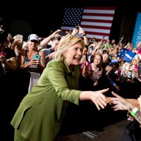 Clinton, ante el reto de vencer la apatía y desconfianza