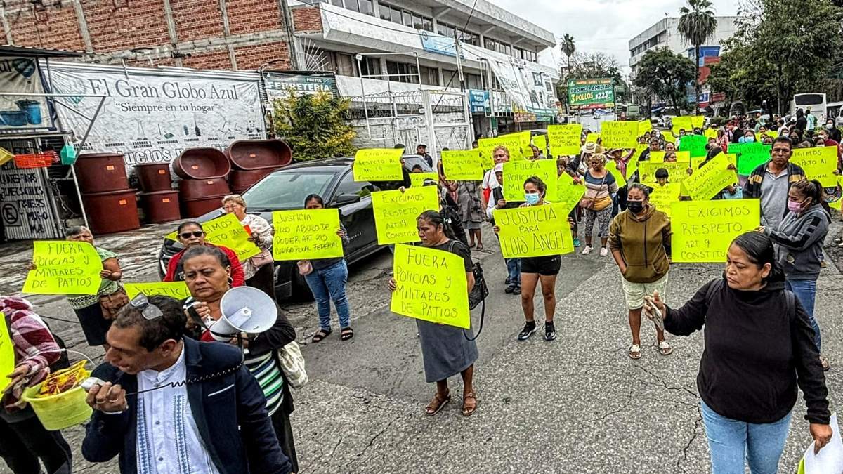 Vecinos de Patios de la Estación, Cuernavaca, exigen justicia por el joven de 20 años, Luis Angel, asesinado de un disparo en la cabeza, presuntamente a manos de un policía