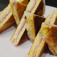 Son una bomba: probá estos tostados de jamón y queso con masa de papa mucho más ricos y sin harina