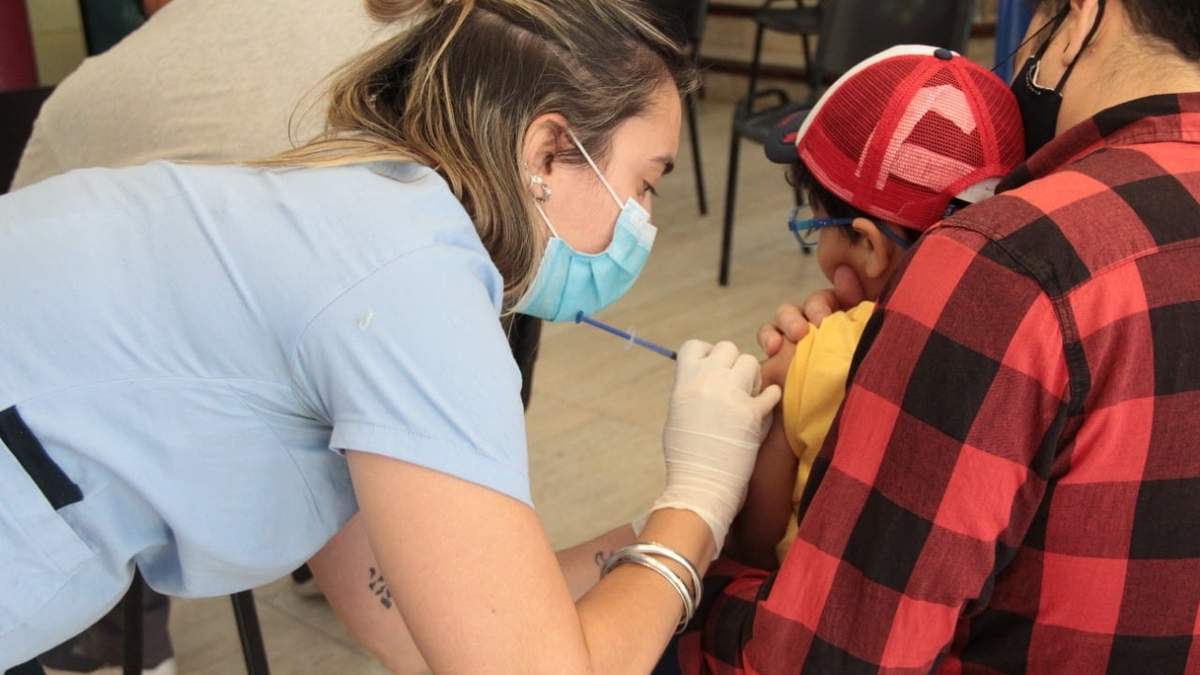 El plan de vacunación en Neuquén alcanza una cobertura del 82% con primeras dosis. Fuente: (Twitter)