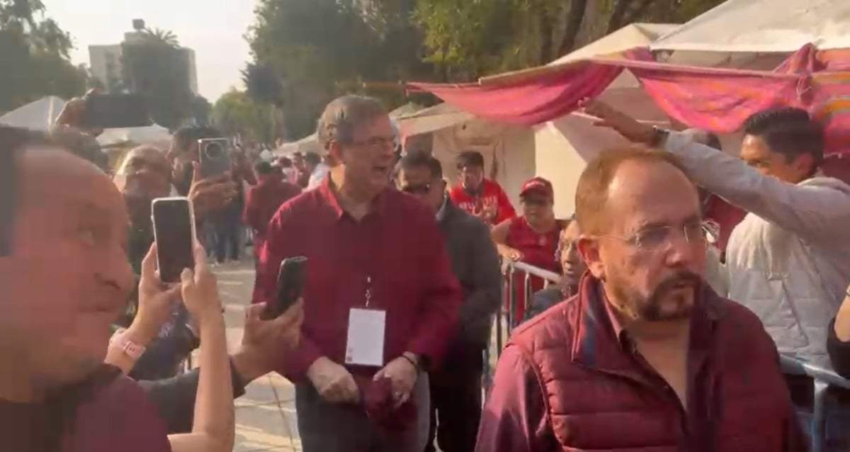 Marcelo Ebrard a su llegada al Monumento a la Revolución