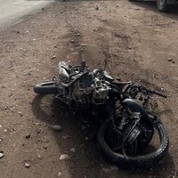 Un motociclista de 14 años murió al chocar contra un auto y una camioneta