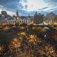 Miles protestan contra el presidente de Valencia por la mala respuesta a las inundaciones