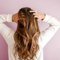 No gastes en comprarlo: mirá cómo preparar shampoo en seco casero y según el color de tu cabello