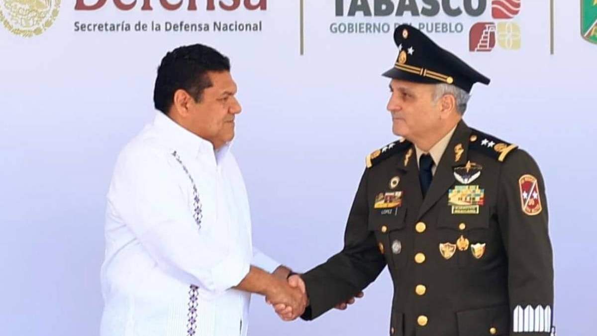 El gobernador de Tabasco, Javier May Rodríguez, saluda al general Miguel Ángel López Martínez